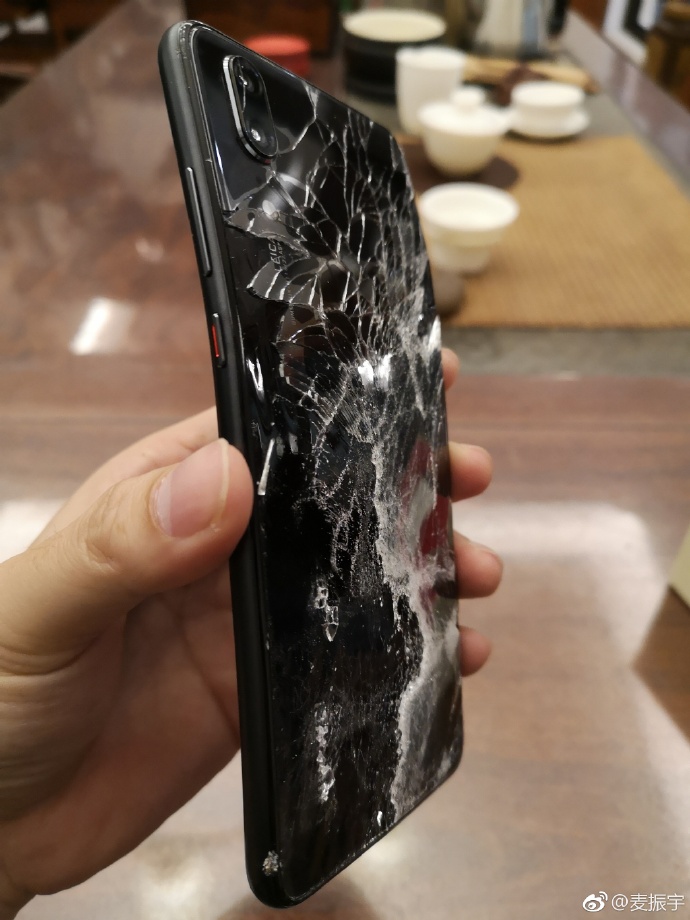 Chiếc Huawei P20 vỡ nát mặt lưng và biến dạng khá nặng nề