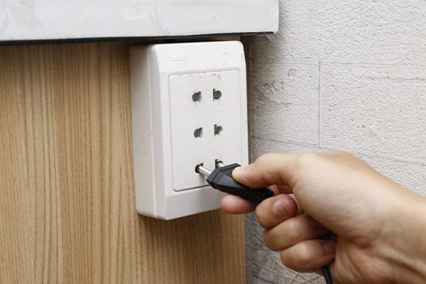 Sforum - Trang thông tin công nghệ mới nhất o-cam-dien-am-tuong-600x400 13 việc không nên làm khi sử dụng máy tính Sforum - Trang thông tin công nghệ mới nhất o-cam-dien-am-tuong-600x400 13 việc không nên làm khi sử dụng máy tính