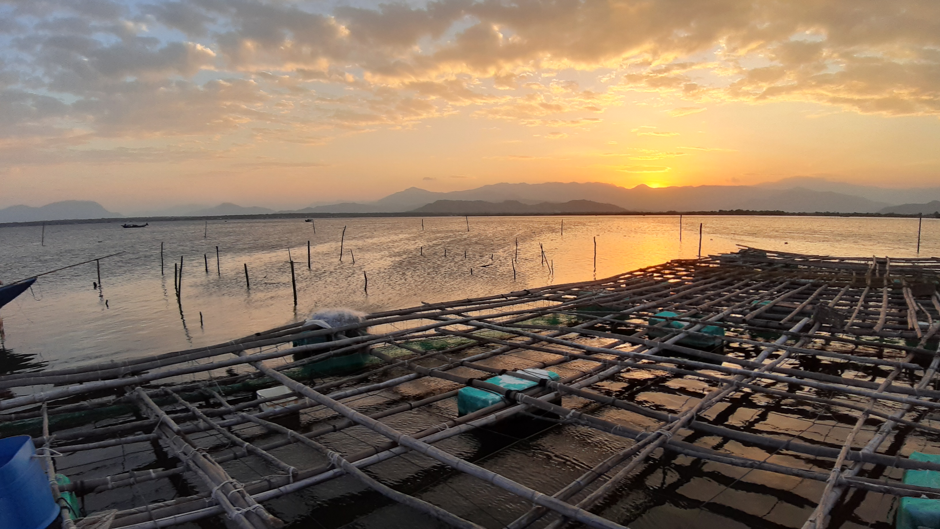 Cảnh hoàng hôn dịu dàng trên nhà dàn