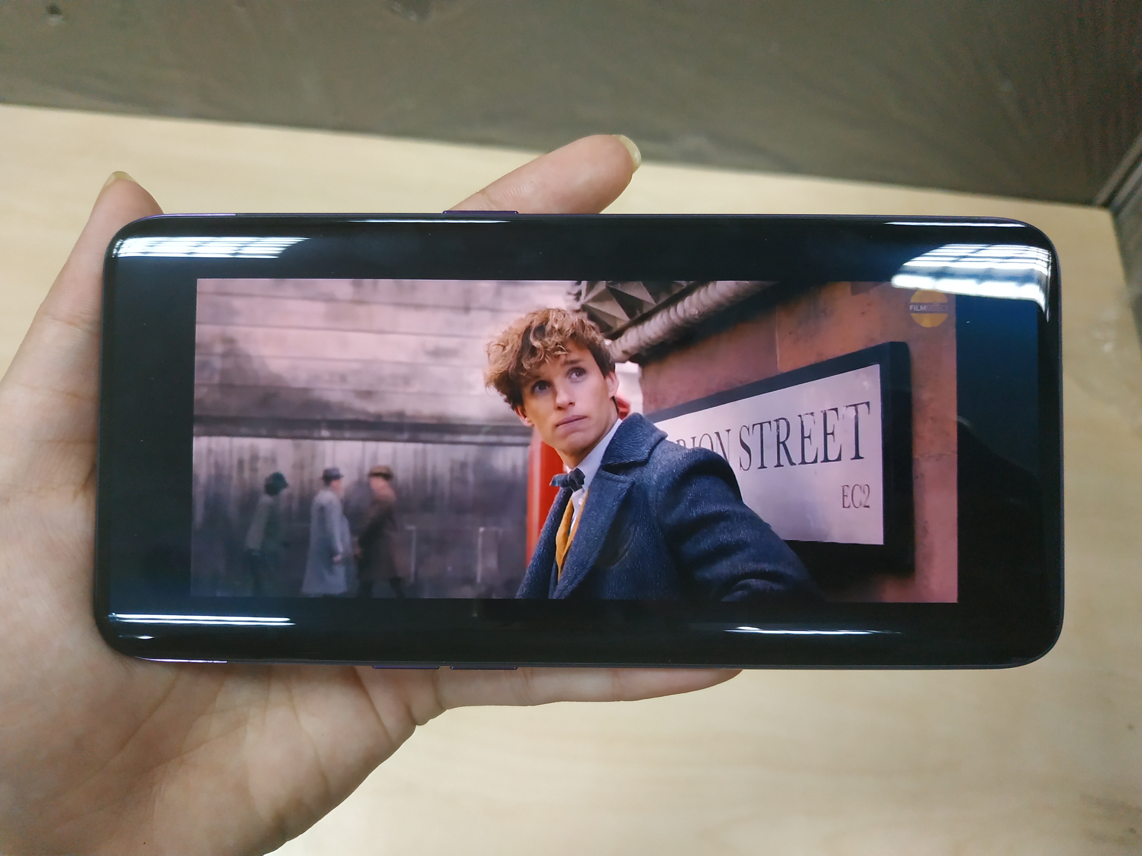 Oppo Find X được hãng sản xuất trang bị màn hình AMOLED nên rất dễ nhìn và dễ đọc.