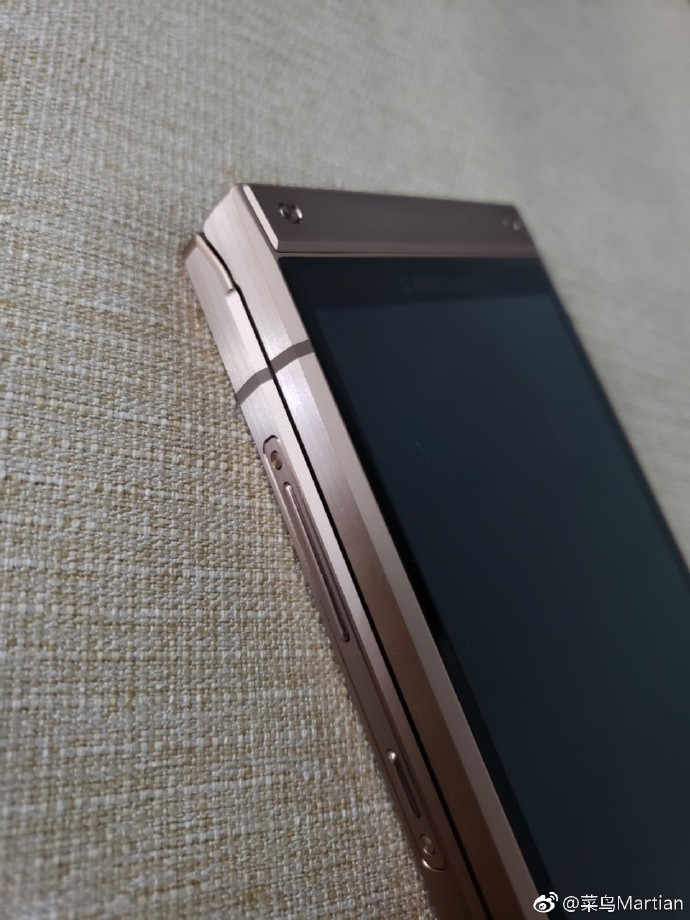 Xuất hiện hình ảnh thực tế của chiếc máy nắp gập Samsung W2019