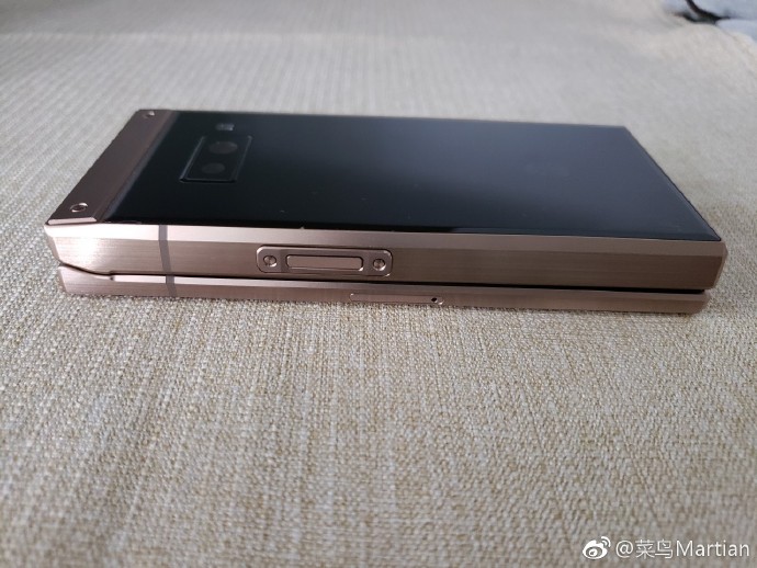 Xuất hiện hình ảnh thực tế của chiếc máy nắp gập Samsung W2019