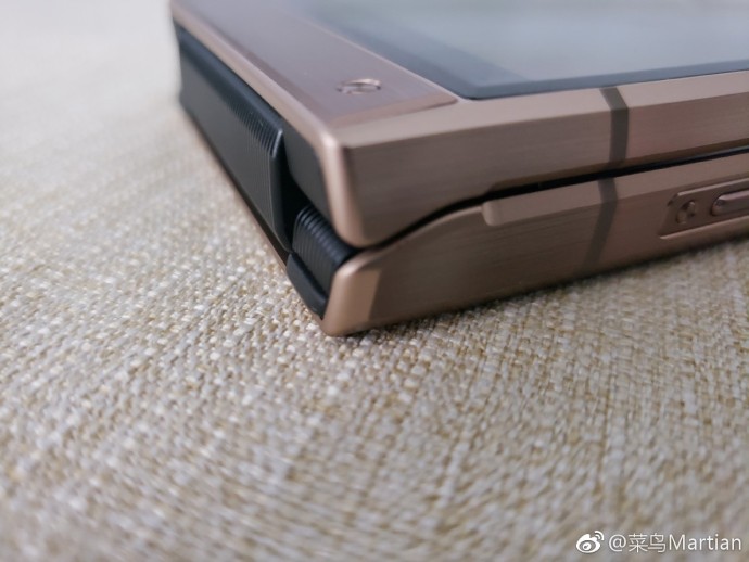 Xuất hiện hình ảnh thực tế của chiếc máy nắp gập Samsung W2019