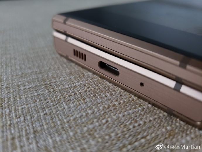 Xuất hiện hình ảnh thực tế của chiếc máy nắp gập Samsung W2019