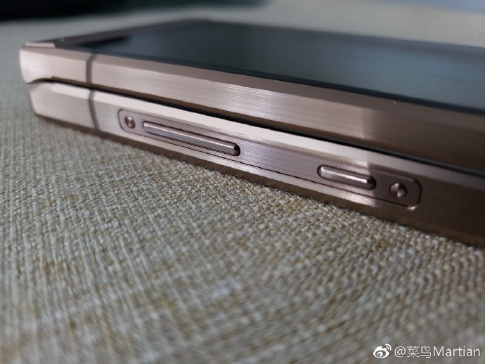 Xuất hiện hình ảnh thực tế của chiếc máy nắp gập Samsung W2019