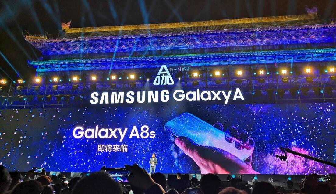 Samsung nhá hàng Galaxy A8s tại một sự kiện tổ chức tại Trung Quốc