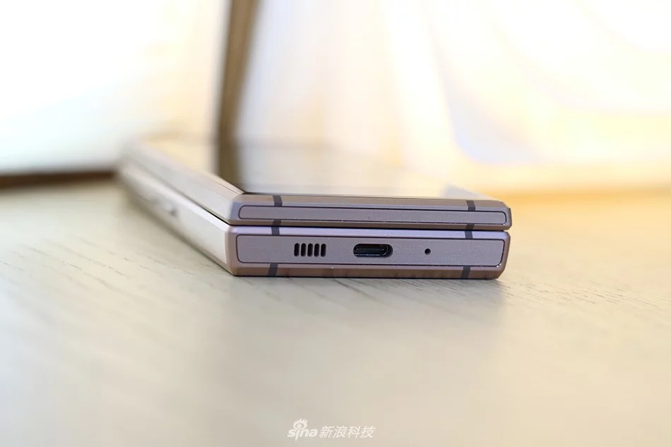 Sforum - Trang thông tin công nghệ mới nhất samsung-w2019-12 Trên tay Samsung W2019: Siêu phẩm nắp gập cao cấp với 2 màn hình, đắt hơn cả iPhone XS Max Sforum - Trang thông tin công nghệ mới nhất samsung-w2019-12 Trên tay Samsung W2019: Siêu phẩm nắp gập cao cấp với 2 màn hình, đắt hơn cả iPhone XS Max