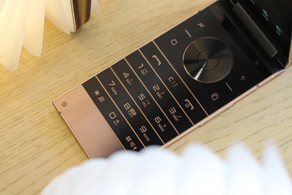 Sforum - Trang thông tin công nghệ mới nhất samsung-w2019-9 Trên tay Samsung W2019: Siêu phẩm nắp gập cao cấp với 2 màn hình, đắt hơn cả iPhone XS Max Sforum - Trang thông tin công nghệ mới nhất samsung-w2019-9 Trên tay Samsung W2019: Siêu phẩm nắp gập cao cấp với 2 màn hình, đắt hơn cả iPhone XS Max