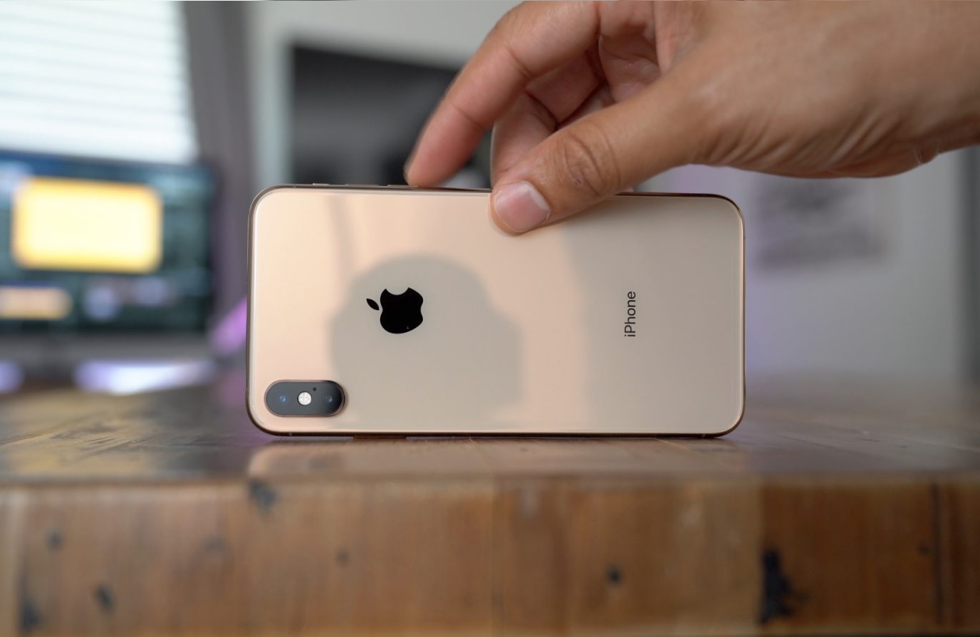 Kiểm tra iPhone XS Max bằng hình thức bên ngoài.