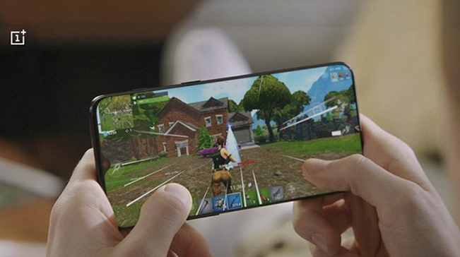 Sforum - Trang thông tin công nghệ mới nhất Frame-from-the-OnePlus-video OnePlus bị tố "gọt bớt" viền màn hình của OnePlus 6T trong đoạn video quảng cáo Sforum - Trang thông tin công nghệ mới nhất Frame-from-the-OnePlus-video OnePlus bị tố "gọt bớt" viền màn hình của OnePlus 6T trong đoạn video quảng cáo