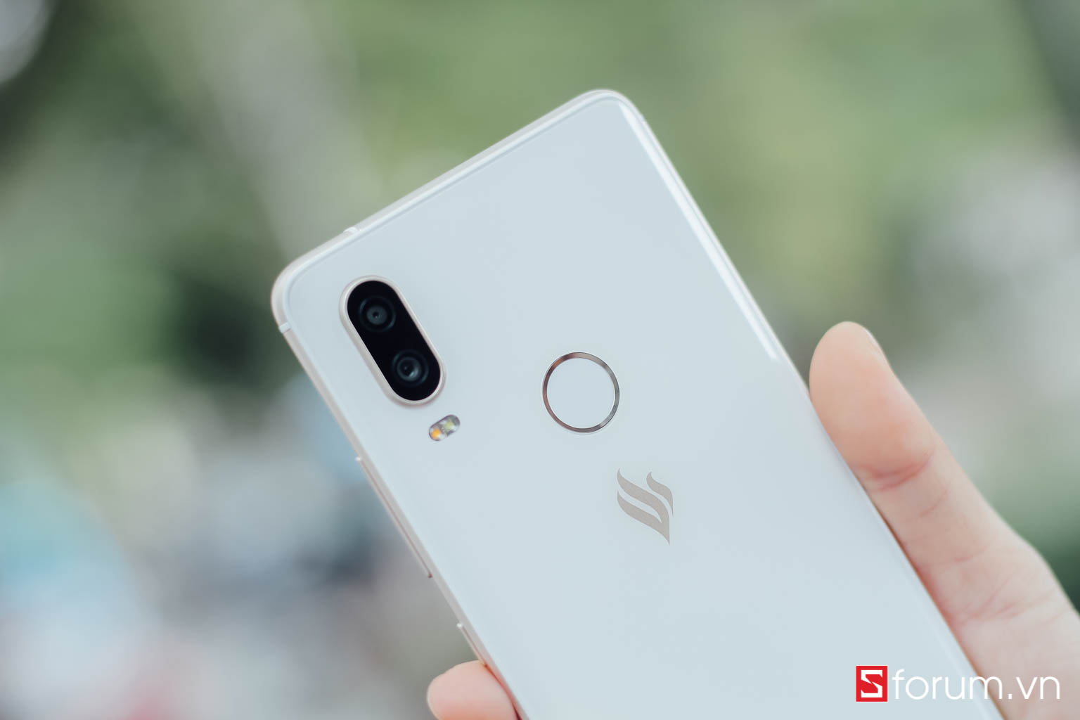 Các cạnh viền camera và cảm biến vân tay cũng như logo Vsmart đều được hoàn thiện tinh tế với màu vàng bắt mắt