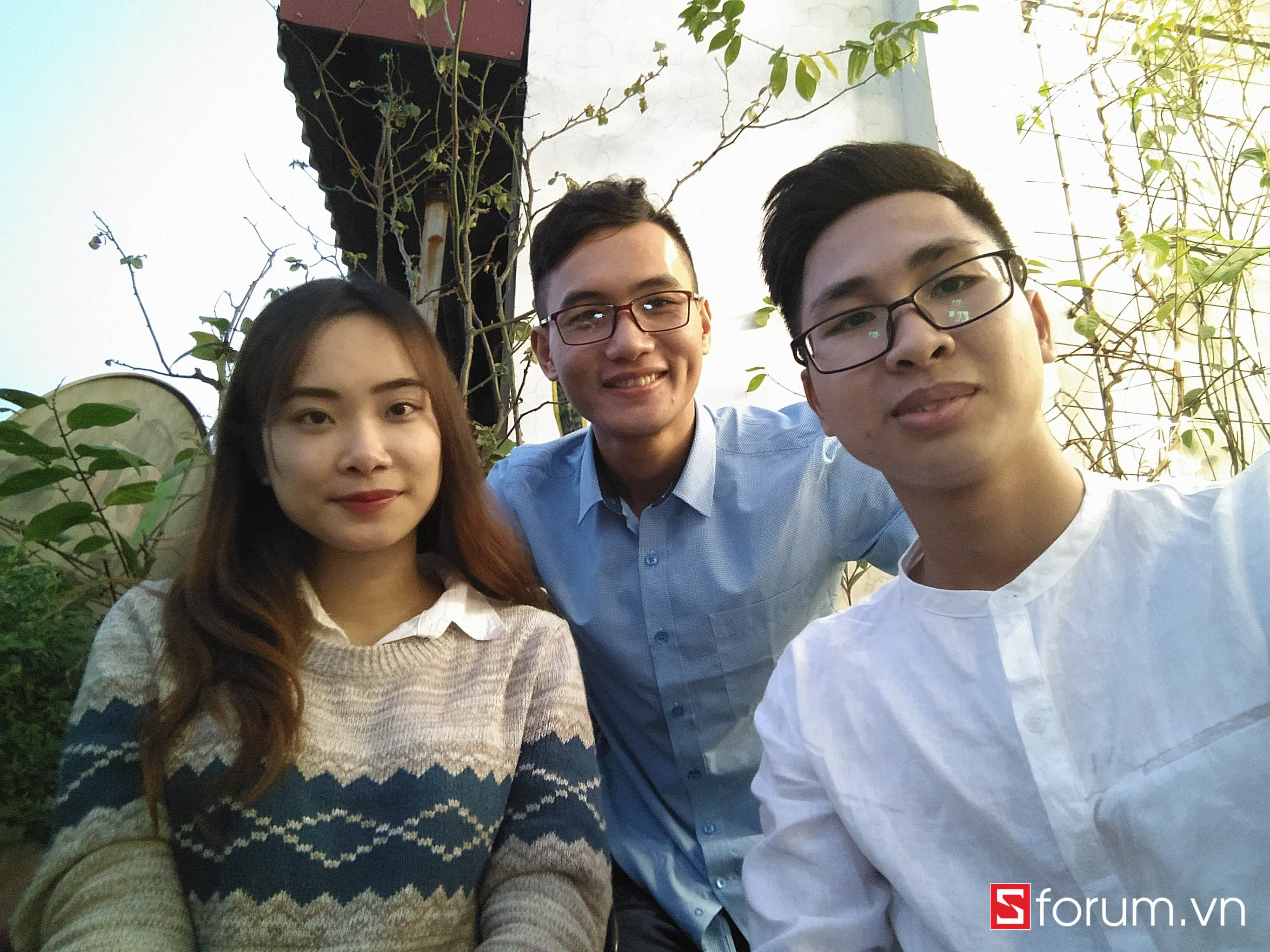 Ảnh chụp bằng camera selfie của máy ở điều kiện thiếu sáng, cực kỳ noise và mất chi tiết