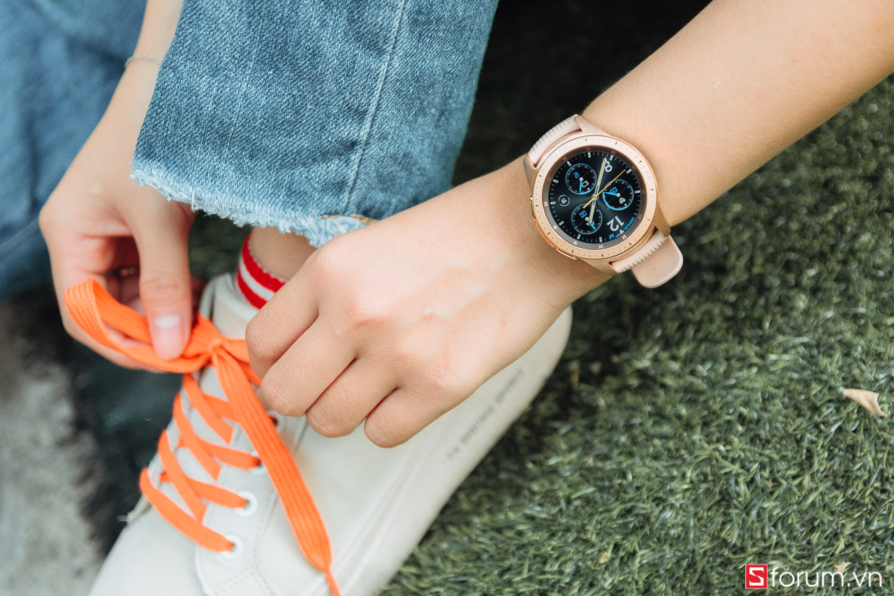 Sforum - Trang thÃ´ng tin cÃ´ng nghá» má»i nháº¥t IMG_8460 TrÃªn tay Galaxy Watch chÃ­nh hÃ£ng sáº¯p bÃ¡n táº¡i VN: Khi thá»i trang káº¿t há»£p vá»i 