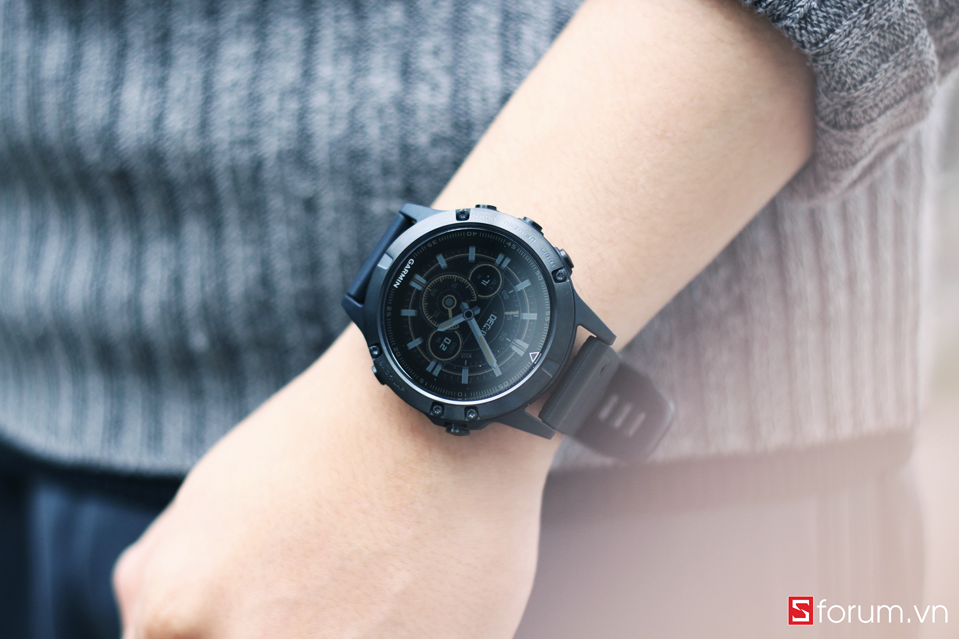 Vẻ ngoài hầm hố của Fenix 5 với những ốc vít lộ ra xung quanh.