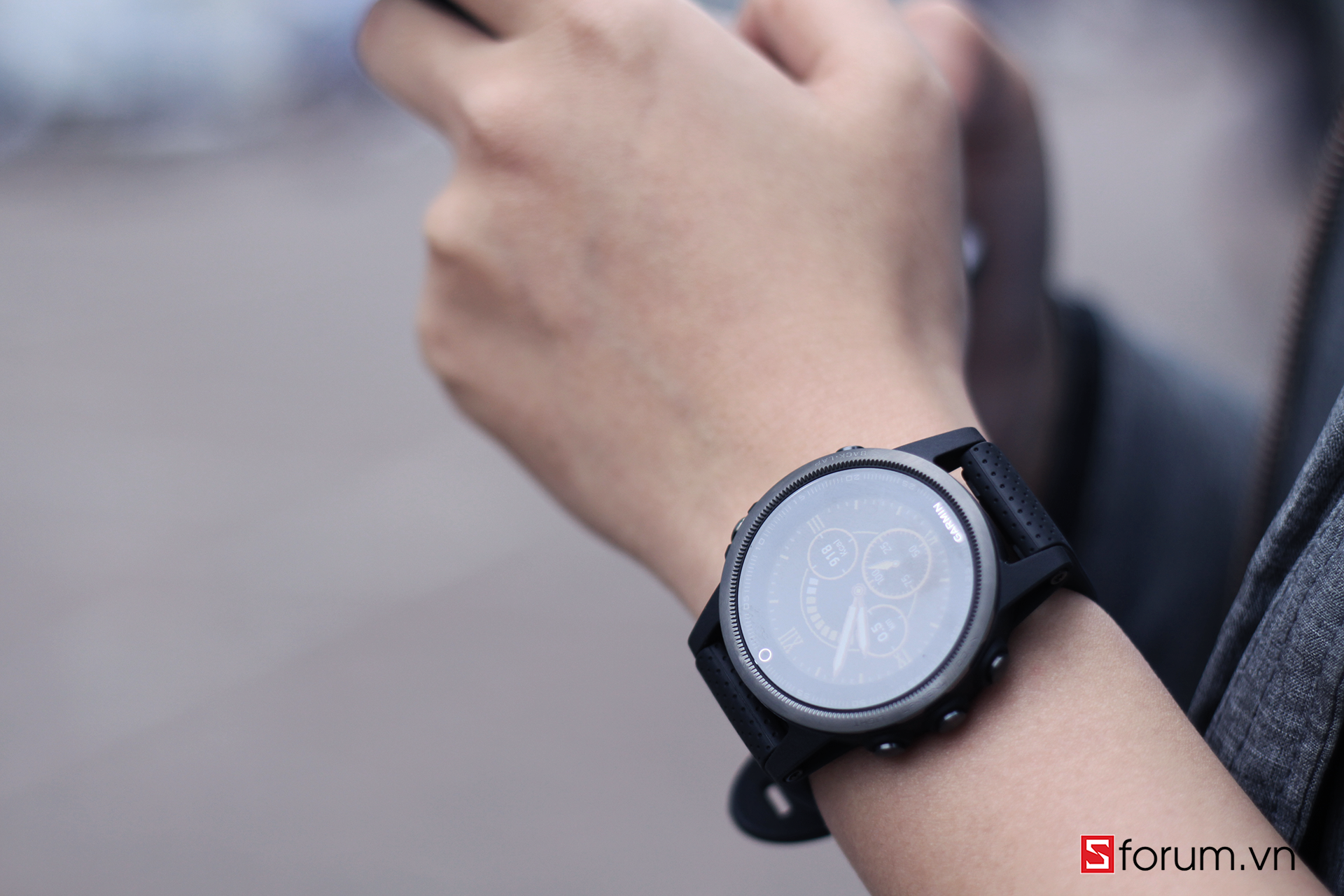 Fenix 5/5S rất vừa vặn với cổ tay, không hề gây cảm giác nặng mỏi hay trơn trượt.