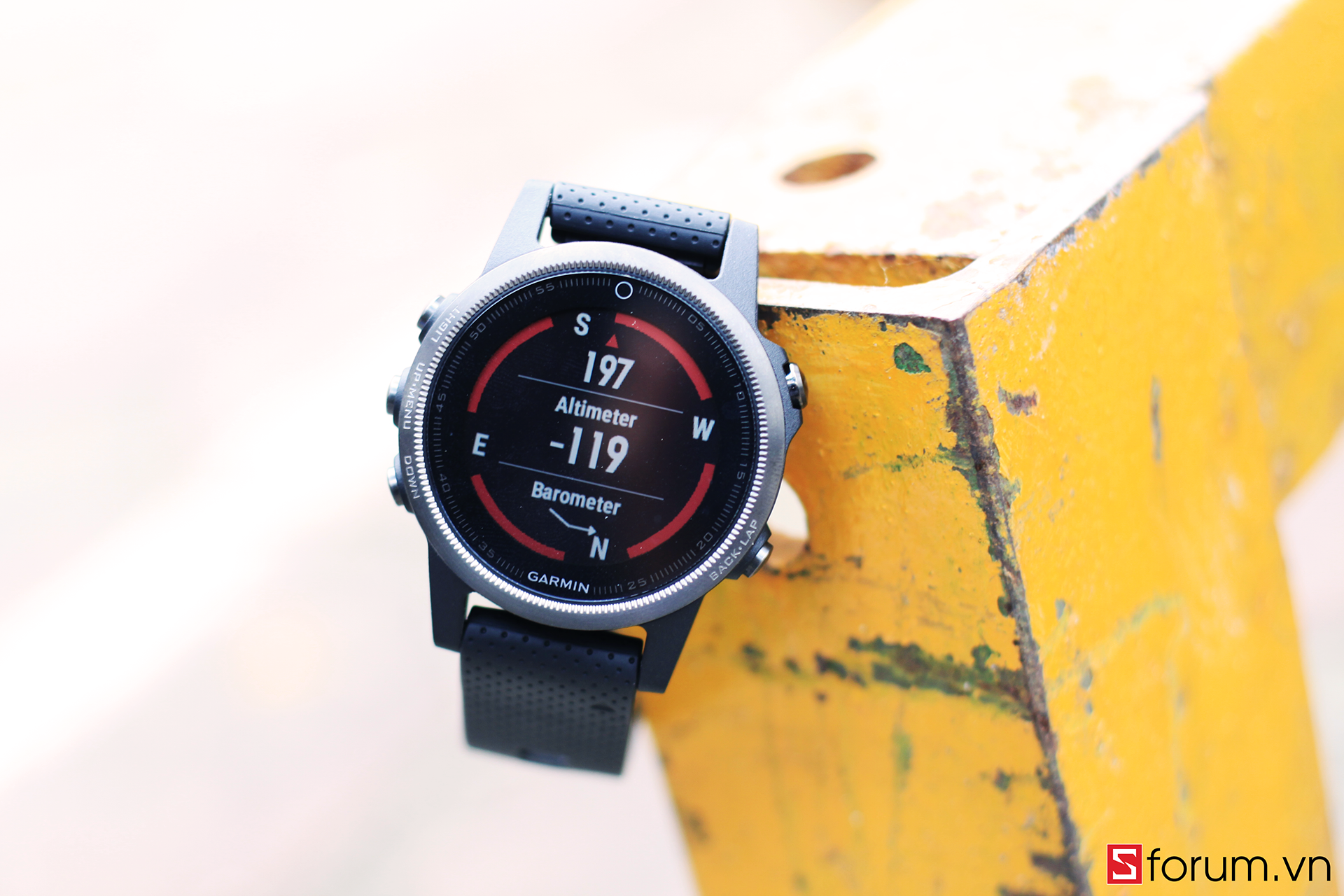 Fenix 5S được trang bị màn hình màu cùng với đó là hình ảnh sắc nét.
