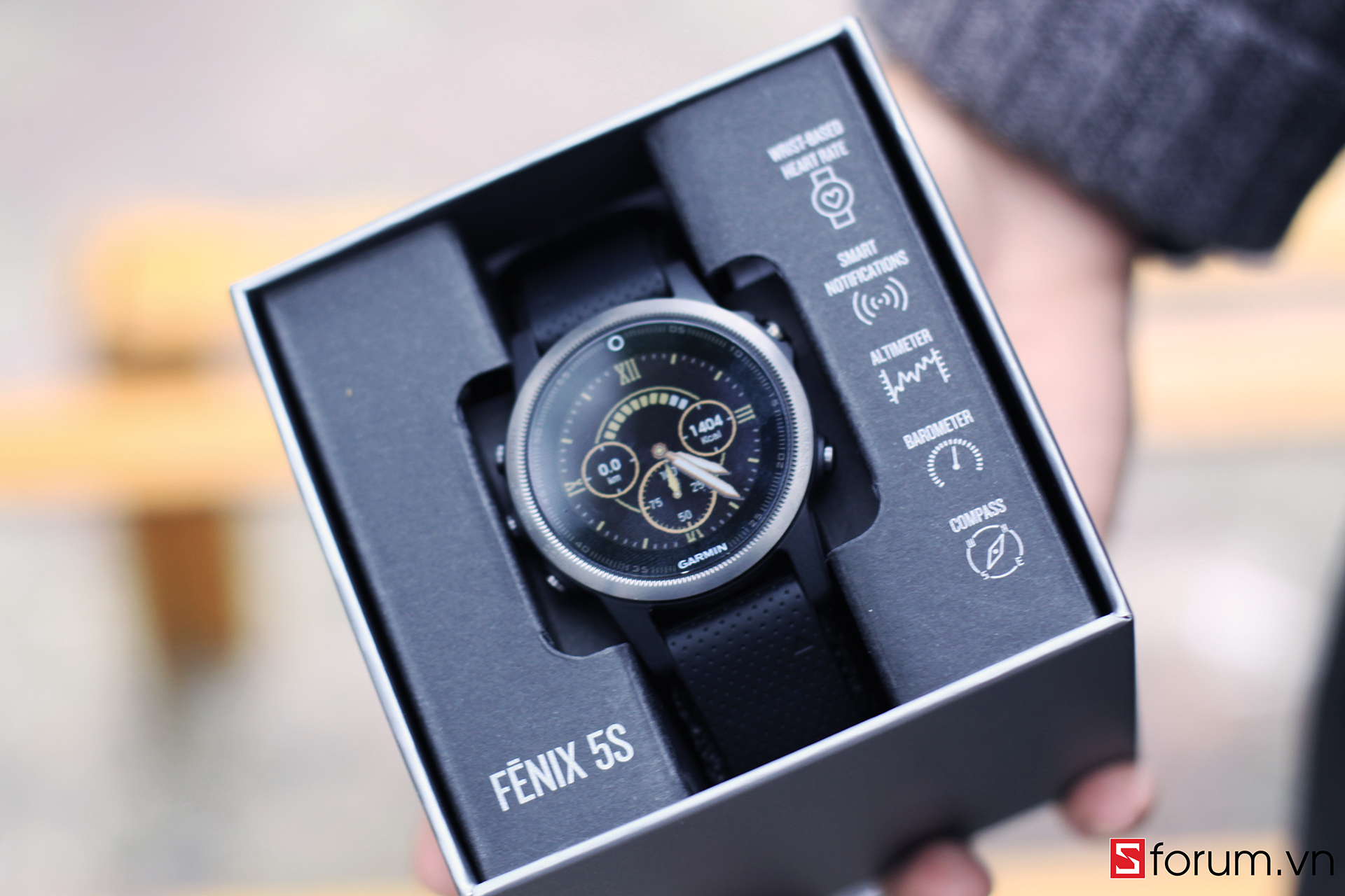 Fenix 5S lại có kích thước khá nhỏ chỉ 42mm, phù hợp với các bạn nữ hoặc các bạn nam có cổ tay nhỏ. 