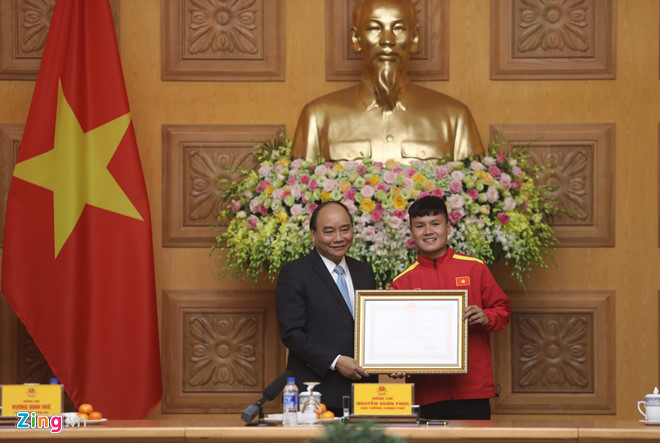 Thủ tướng Nguyễn Xuân Phúc biểu dương và khen tặng các cầu thủ đội tuyển Việt Nam sau chiến thắng AFF vừa qua (Ảnh: Zing.vn)