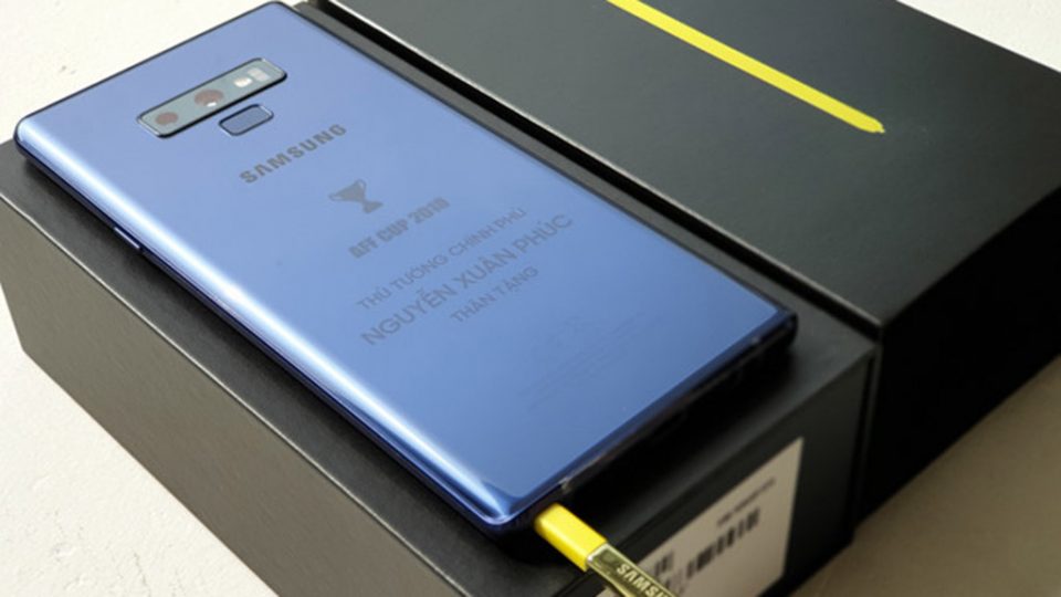 Sforum - Trang thông tin công nghệ mới nhất PuxWE-960x540 Tuyển thủ Việt Nam được tặng Galaxy Note9 bản Limited in tên Thủ tướng Nguyễn Xuân Phúc Sforum - Trang thông tin công nghệ mới nhất PuxWE-960x540 Tuyển thủ Việt Nam được tặng Galaxy Note9 bản Limited in tên Thủ tướng Nguyễn Xuân Phúc
