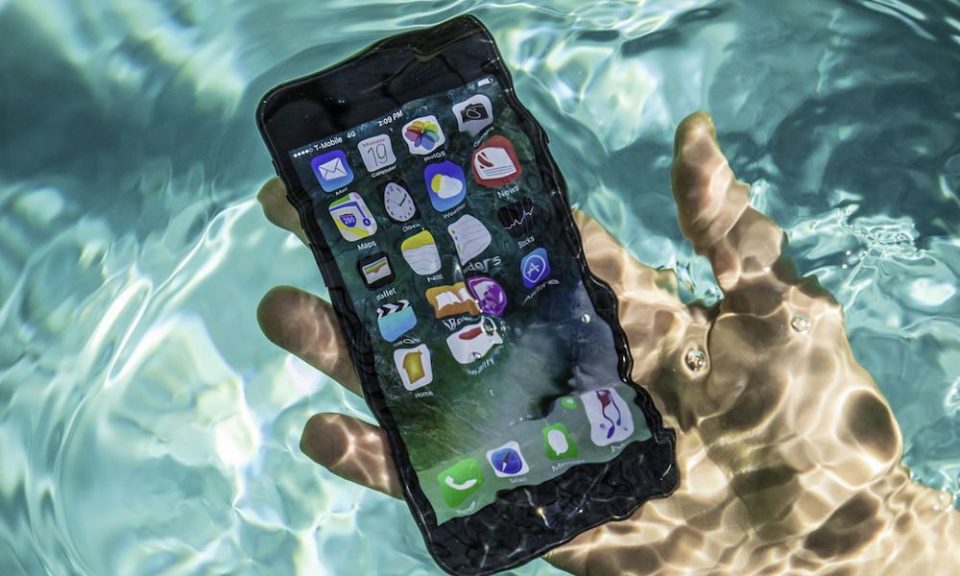 Sforum - Trang thông tin công nghệ mới nhất iPhone-7-Plus-Water-Resistance-960x576 7 lý do nên chọn mua iPhone 7 Plus thay vì iPhone XR  
