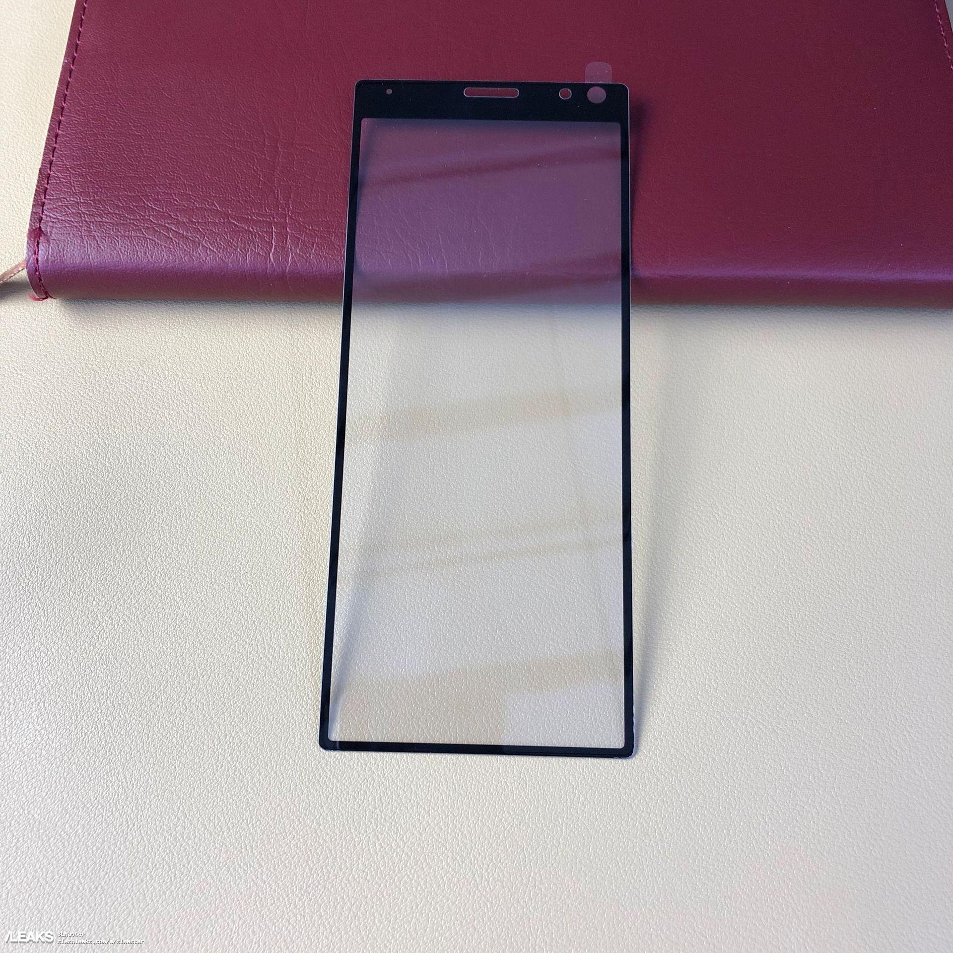 Tấm nền màn hình Sony Xperia XA3 tiết lộ máy có thiết kế tràn đáy như Bphone 3