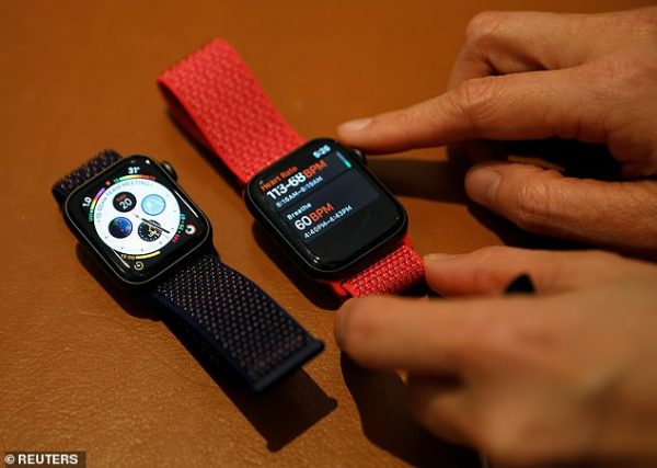 Khởi động lại Apple Watch khi không cập nhật được phiên bản watchOS mới nhất.