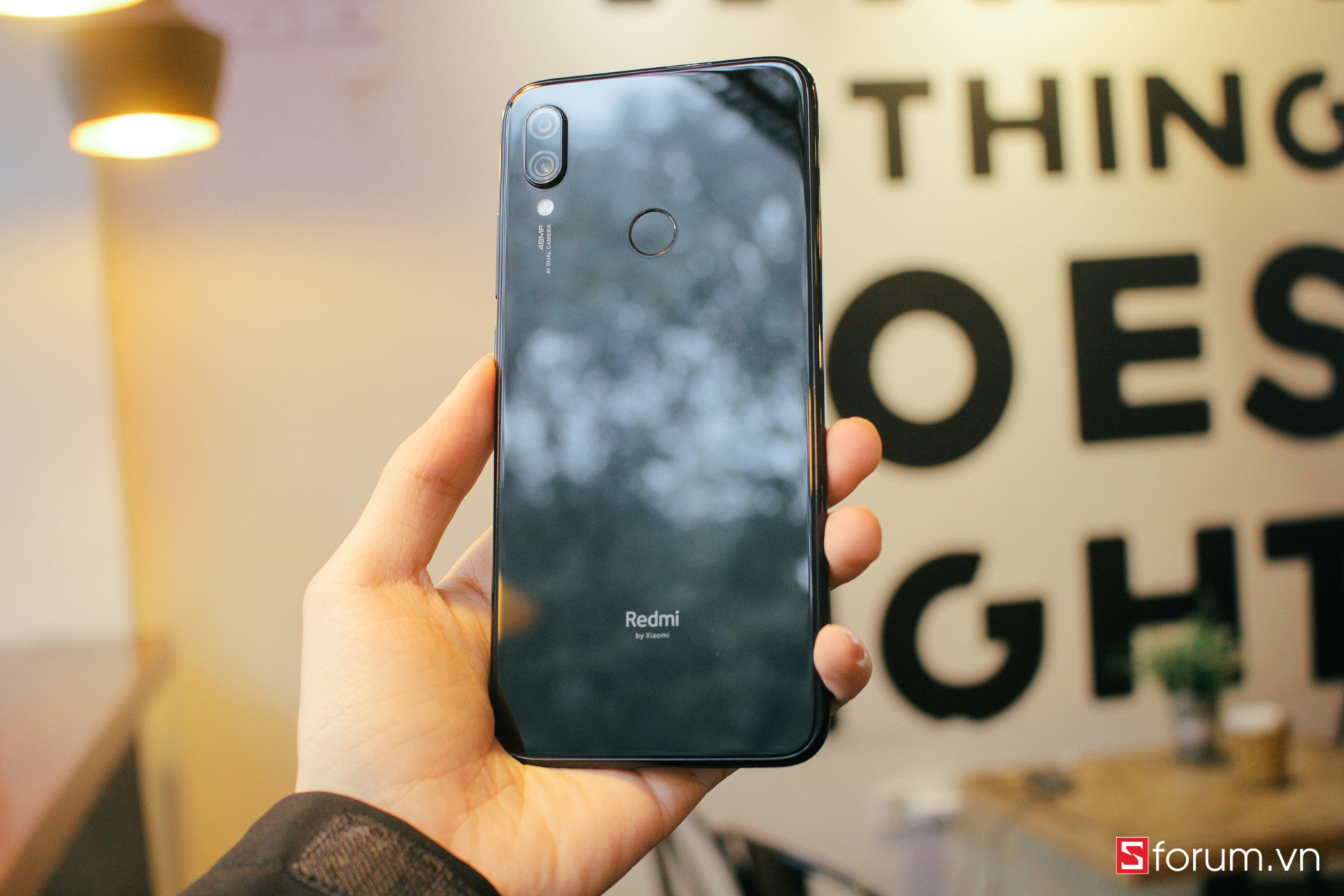 Redmi Note 7 năm nay sử dụng thiết kế 2 mặt kính cùng khung viền nhựa