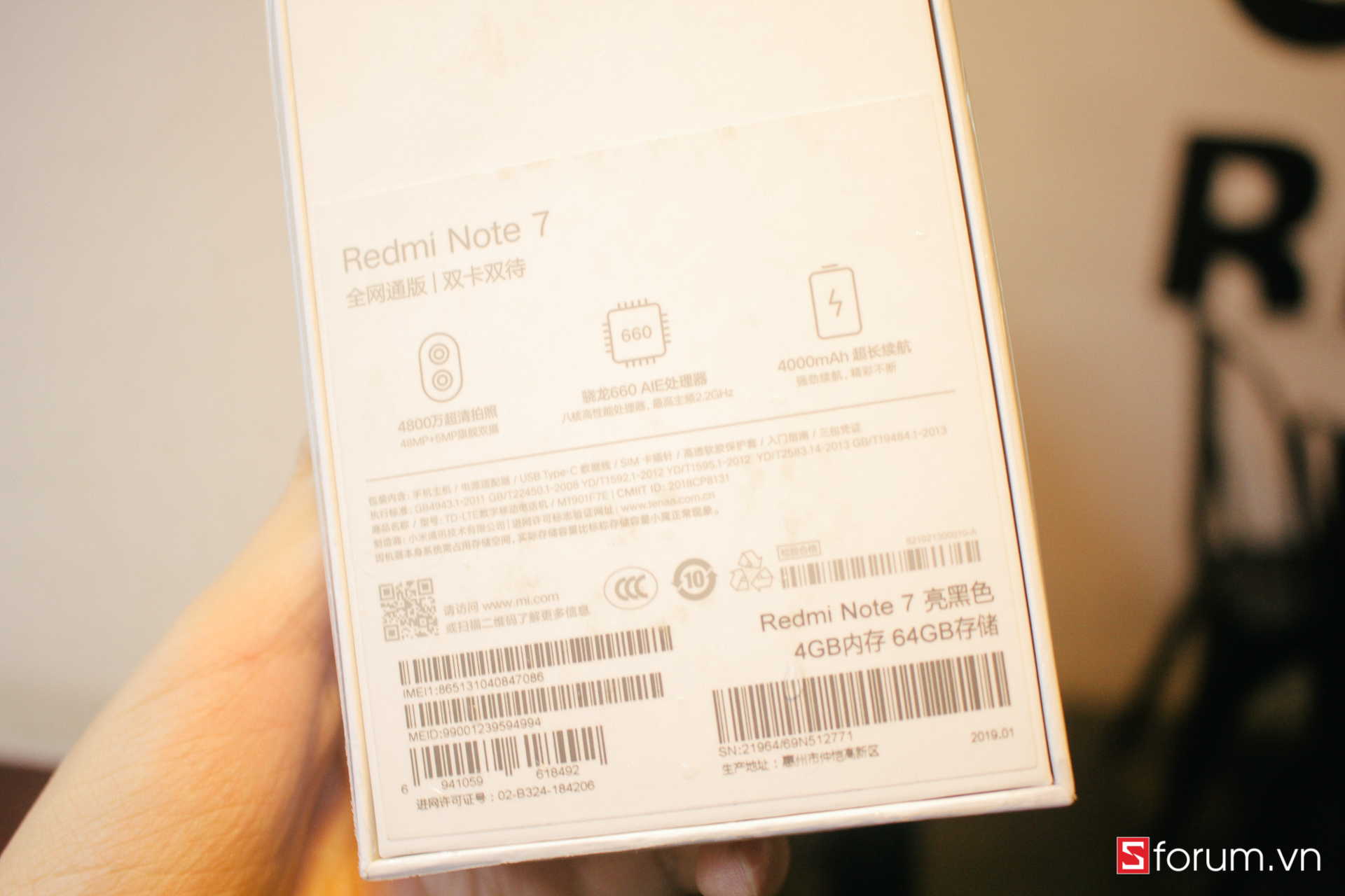Mặt sau là một số thông số cơ bản của máy. Phiên bản chúng tôi có hôm nay là RAM 4GB và 64GB bộ nhớ