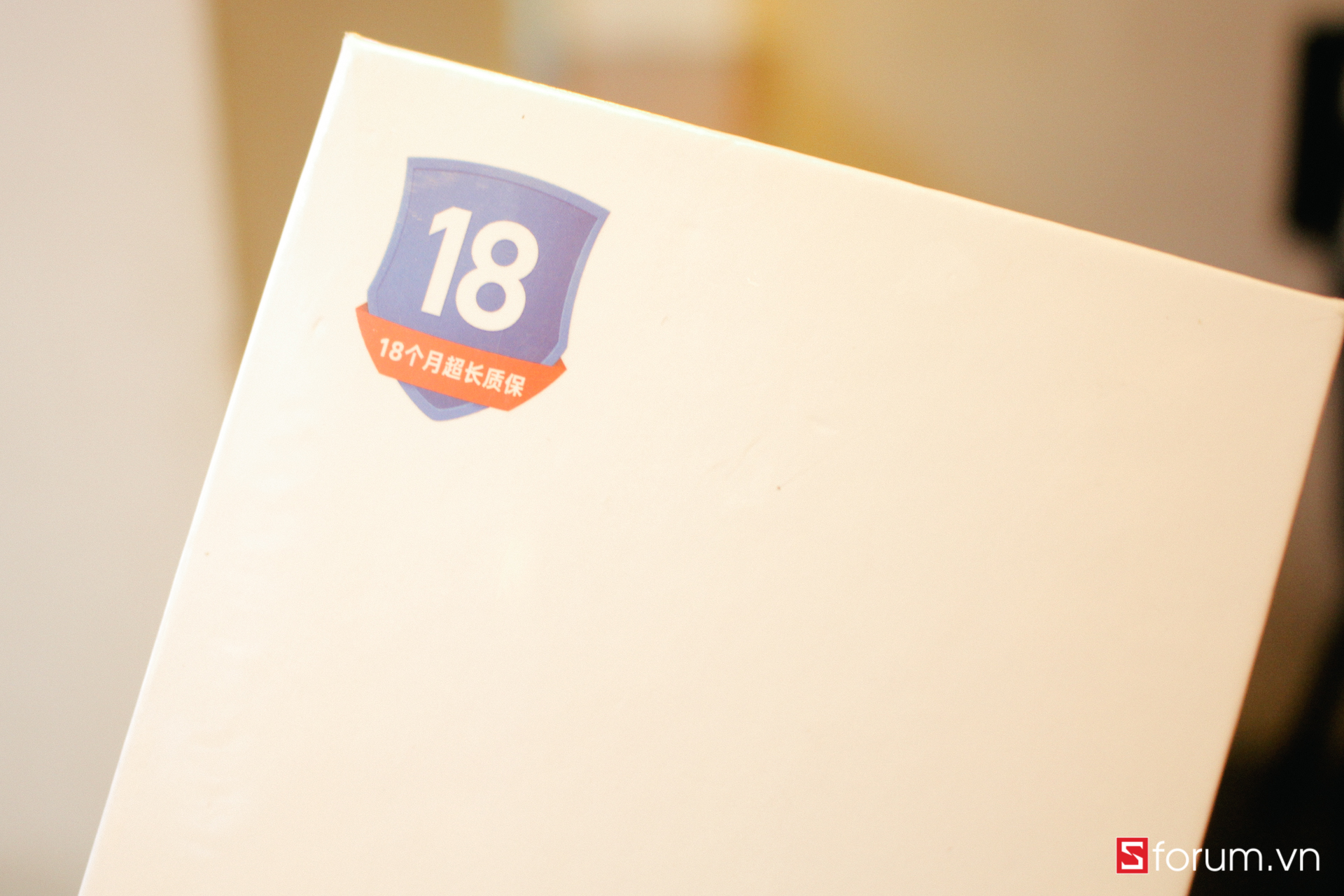 Thời gian bảo hành 18 tháng (tại Trung Quốc) được Xiaomi in rõ trên hộp của máy