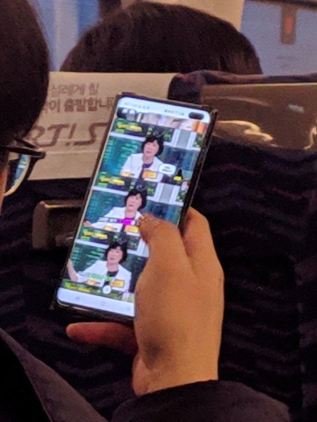 Xuất hiện ảnh trên tay thực tế Galaxy S10 Plus với nốt ruồi to