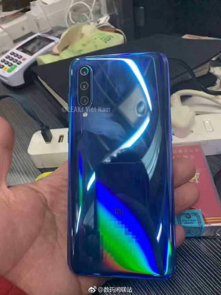 Sforum - Trang thông tin công nghệ mới nhất Xiaomi-Mi-9-lo-anh-thuc-te-1 Xiaomi Mi 9 lộ ảnh thực tế với màn hình giọt nước, 3 camera sau, cảm biến vân tay siêu âm Sforum - Trang thông tin công nghệ mới nhất Xiaomi-Mi-9-lo-anh-thuc-te-1 Xiaomi Mi 9 lộ ảnh thực tế với màn hình giọt nước, 3 camera sau, cảm biến vân tay siêu âm