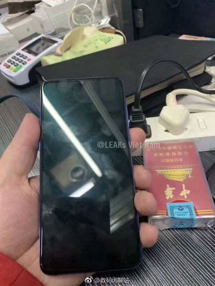 Sforum - Trang thông tin công nghệ mới nhất Xiaomi-Mi-9-lo-anh-thuc-te-2 Xiaomi Mi 9 lộ ảnh thực tế với màn hình giọt nước, 3 camera sau, cảm biến vân tay siêu âm Sforum - Trang thông tin công nghệ mới nhất Xiaomi-Mi-9-lo-anh-thuc-te-2 Xiaomi Mi 9 lộ ảnh thực tế với màn hình giọt nước, 3 camera sau, cảm biến vân tay siêu âm