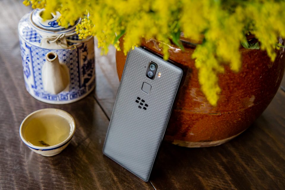 Sforum - Trang thông tin công nghệ mới nhất blackberry-evolve-21-960x640 BlackBerry Evolve sắp sửa được bán chính hãng tại Việt Nam? Sforum - Trang thông tin công nghệ mới nhất blackberry-evolve-21-960x640 BlackBerry Evolve sắp sửa được bán chính hãng tại Việt Nam?