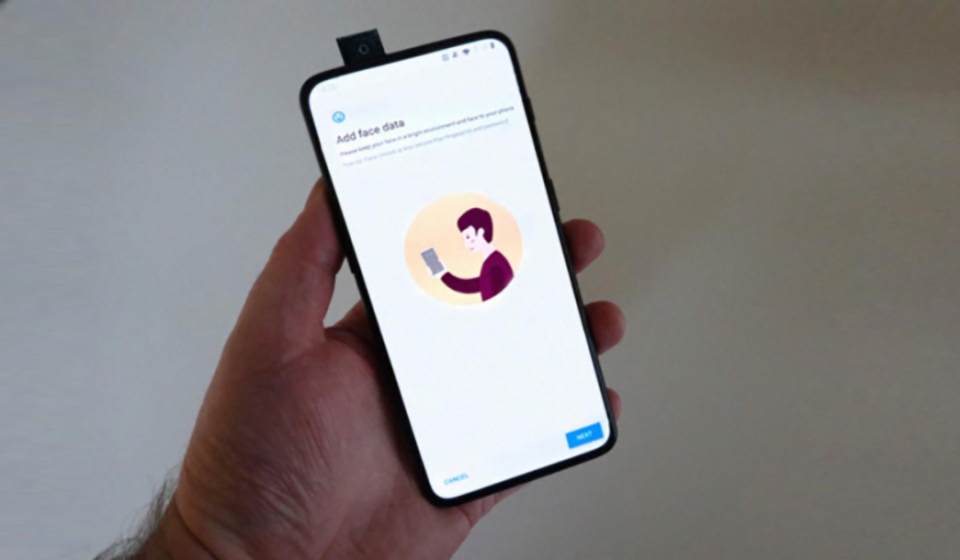 Sforum - Trang thông tin công nghệ mới nhất OnePlus-7-leaked-hands-on-photo OnePlus 7 bất ngờ lộ ảnh trên tay với màn hình tràn viền không 