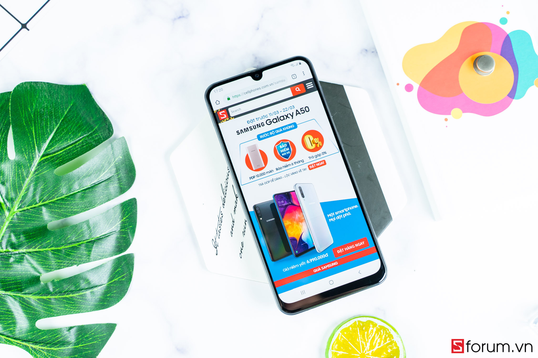 Nhờ tích hợp cảm biến vân tay bên trong màn hình, mặt trước của Galaxy A50 trở nên thon gọn hơn