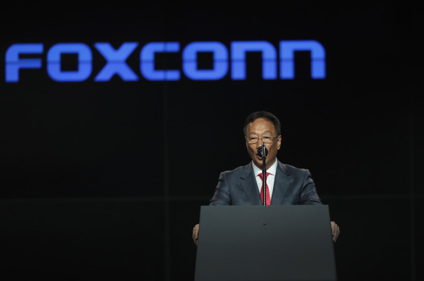 Sforum - Trang thông tin công nghệ mới nhất foxconn-terry-gou Foxconn xác nhận chuẩn bị sản xuất hàng loạt iPhone 2019 Sforum - Trang thông tin công nghệ mới nhất foxconn-terry-gou Foxconn xác nhận chuẩn bị sản xuất hàng loạt iPhone 2019