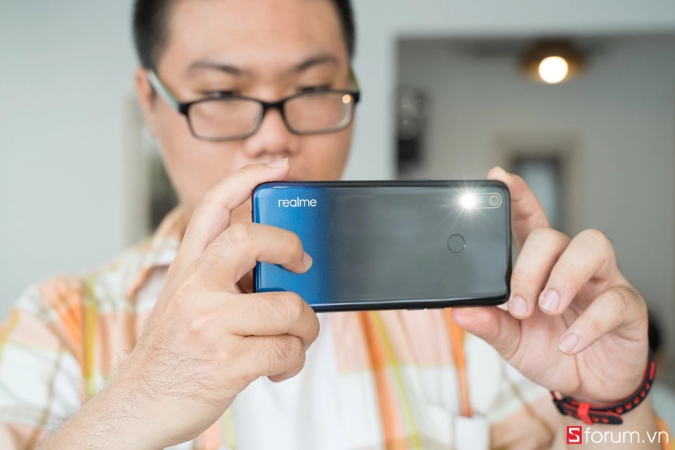 Sforum - Trang thông tin công nghệ mới nhất tren-tay-realme-3-13 Đặt trước Realme 3 giá 