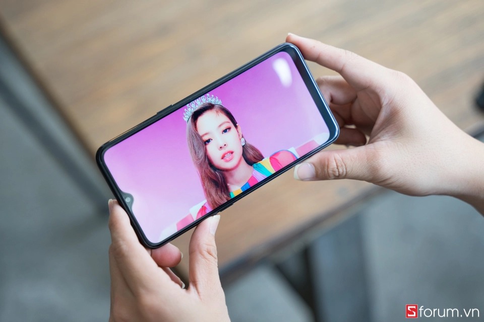 Sforum - Trang thông tin công nghệ mới nhất tren-tay-realme-3-23 Đặt trước Realme 3 giá 