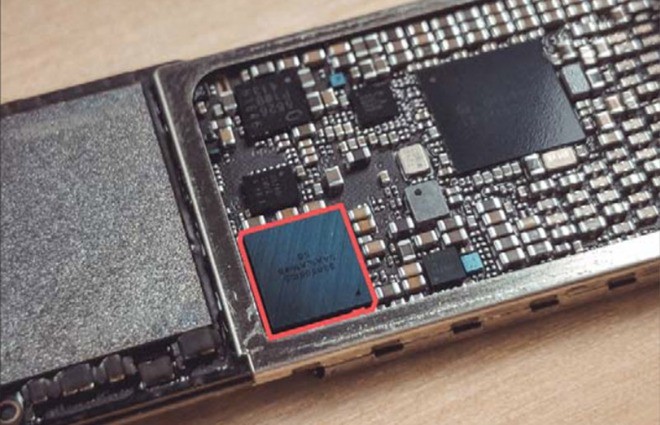 Chip âm thanh trên iPhone 7 (khoanh đỏ)