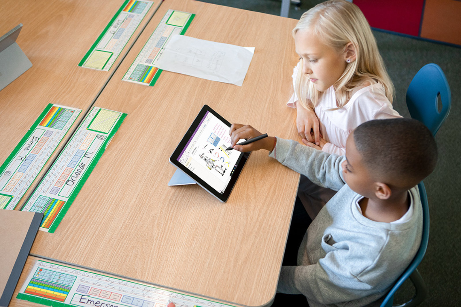 Sforum - Trang thông tin công nghệ mới nhất Microsoft-Surface-Go-Classroom-Pen Ngoài khả năng uốn cong thành tai nghe, bút Surface Pen mới còn có màn hình touch bar như MacBook Sforum - Trang thông tin công nghệ mới nhất Microsoft-Surface-Go-Classroom-Pen Ngoài khả năng uốn cong thành tai nghe, bút Surface Pen mới còn có màn hình touch bar như MacBook