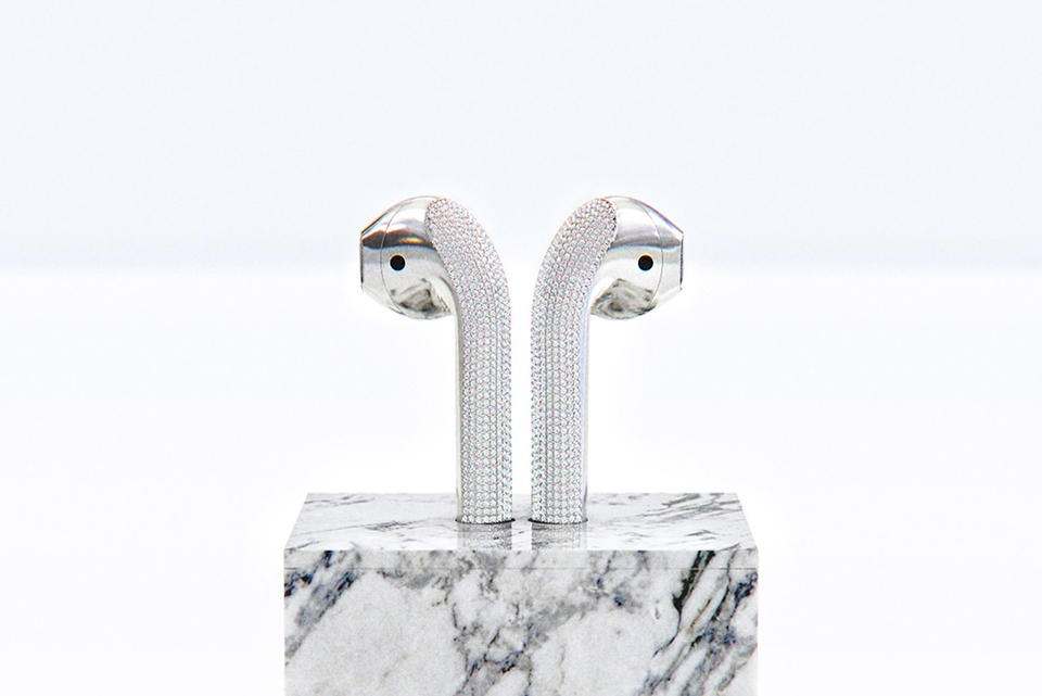 Sforum - Trang thông tin công nghệ mới nhất AirPods-ma-vang-3 Choáng váng trước phiên bản tai nghe AirPods mạ vàng, đính kim cương có giá gần 500 triệu đồng 