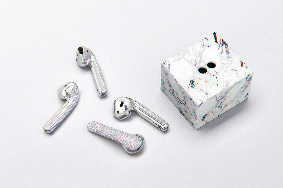 Sforum - Trang thông tin công nghệ mới nhất AirPods-ma-vang-4 Choáng váng trước phiên bản tai nghe AirPods mạ vàng, đính kim cương có giá gần 500 triệu đồng 