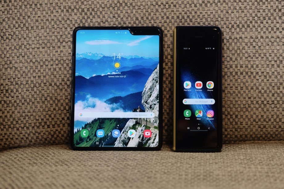 Sforum - Trang thông tin công nghệ mới nhất airpods-11-920x613 Sau tất cả, Samsung sẽ bán ra smartphone màn hình gập Galaxy Fold vào tháng 9 