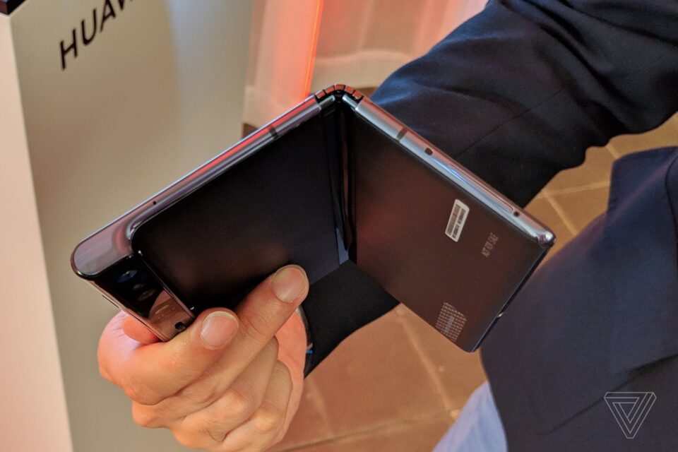 Sforum - Trang thông tin công nghệ mới nhất huawei-mate-x-man-hinh-gap-fold-2-960x640 Huawei Mate X bản thương mại sẽ nhẹ hơn, có pin dung lượng nhỏ hơn 