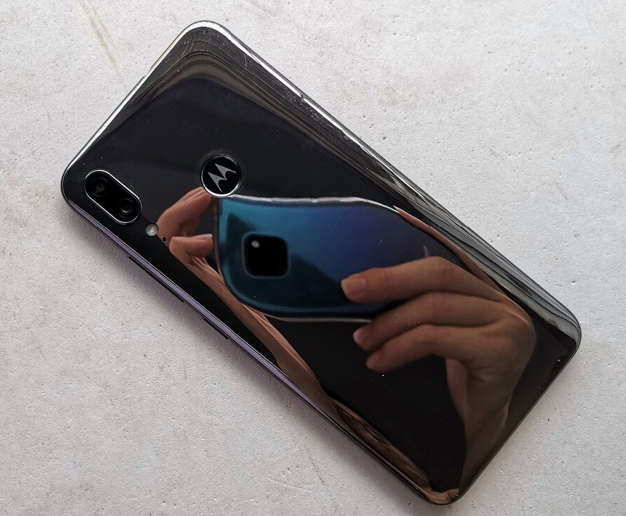 Sforum - Trang thông tin công nghệ mới nhất Moto-E6-Plus-live-photo-b Moto E6 Plus lộ ảnh thực tế với màn hình giọt nước, camera kép ở mặt lưng  