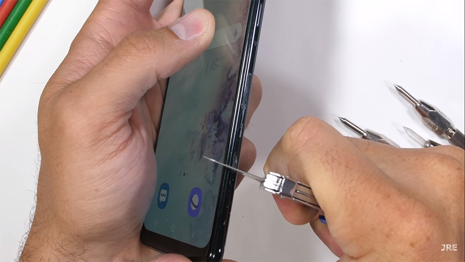 Sforum - Trang thông tin công nghệ mới nhất tra-tan-Galaxy-A50-4 [Video] Samsung Galaxy A50 cực bền, đã 