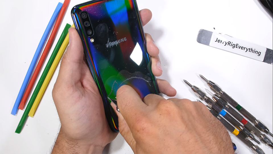 Sforum - Trang thông tin công nghệ mới nhất tra-tan-Galaxy-A50-5 [Video] Samsung Galaxy A50 cực bền, đã 