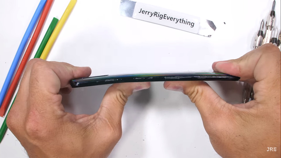 Sforum - Trang thông tin công nghệ mới nhất tra-tan-Galaxy-A50-8 [Video] Samsung Galaxy A50 cực bền, đã 