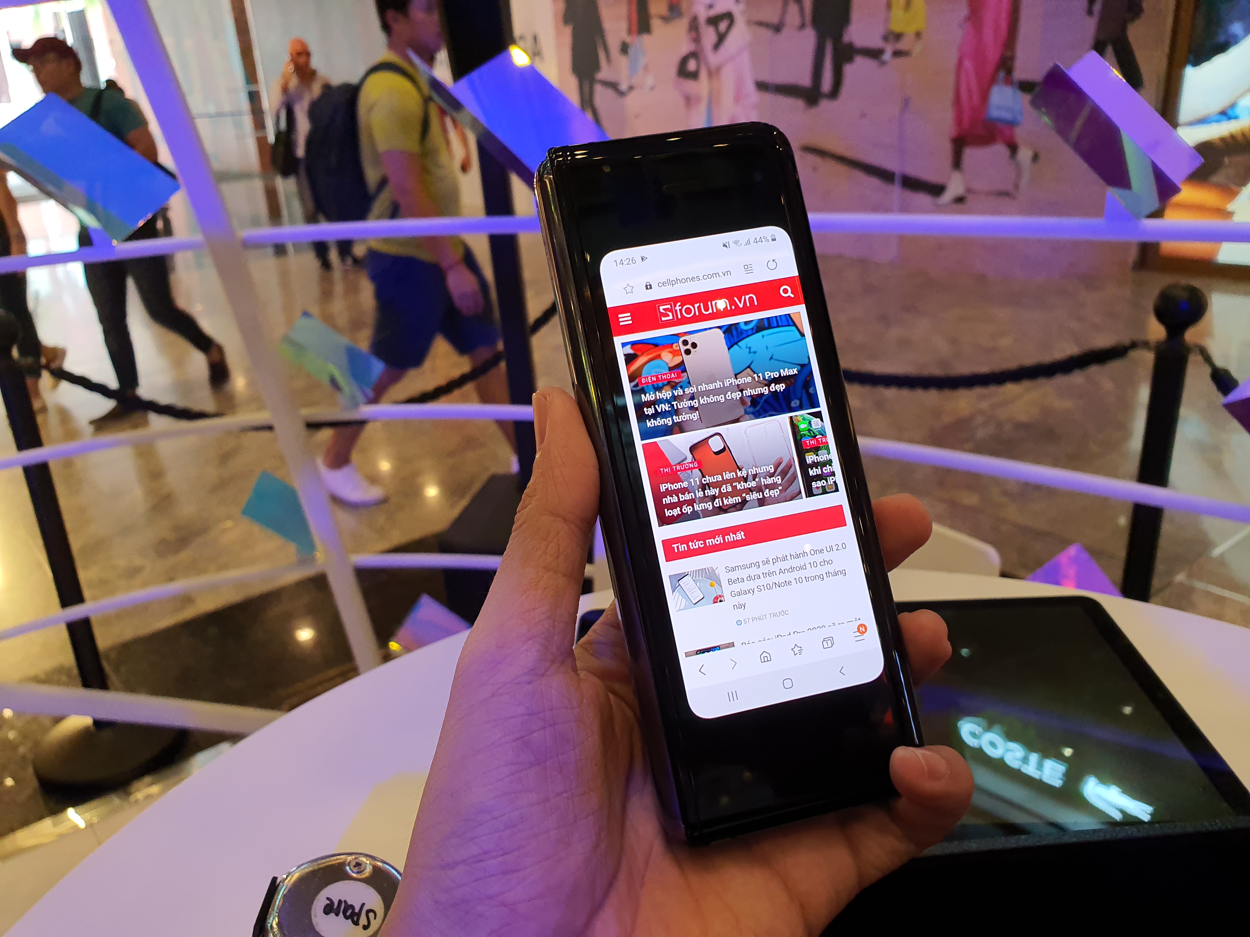 Sforum - Trang thông tin công nghệ mới nhất 20190919_142633 Trên tay Galaxy Fold: Màn hình 