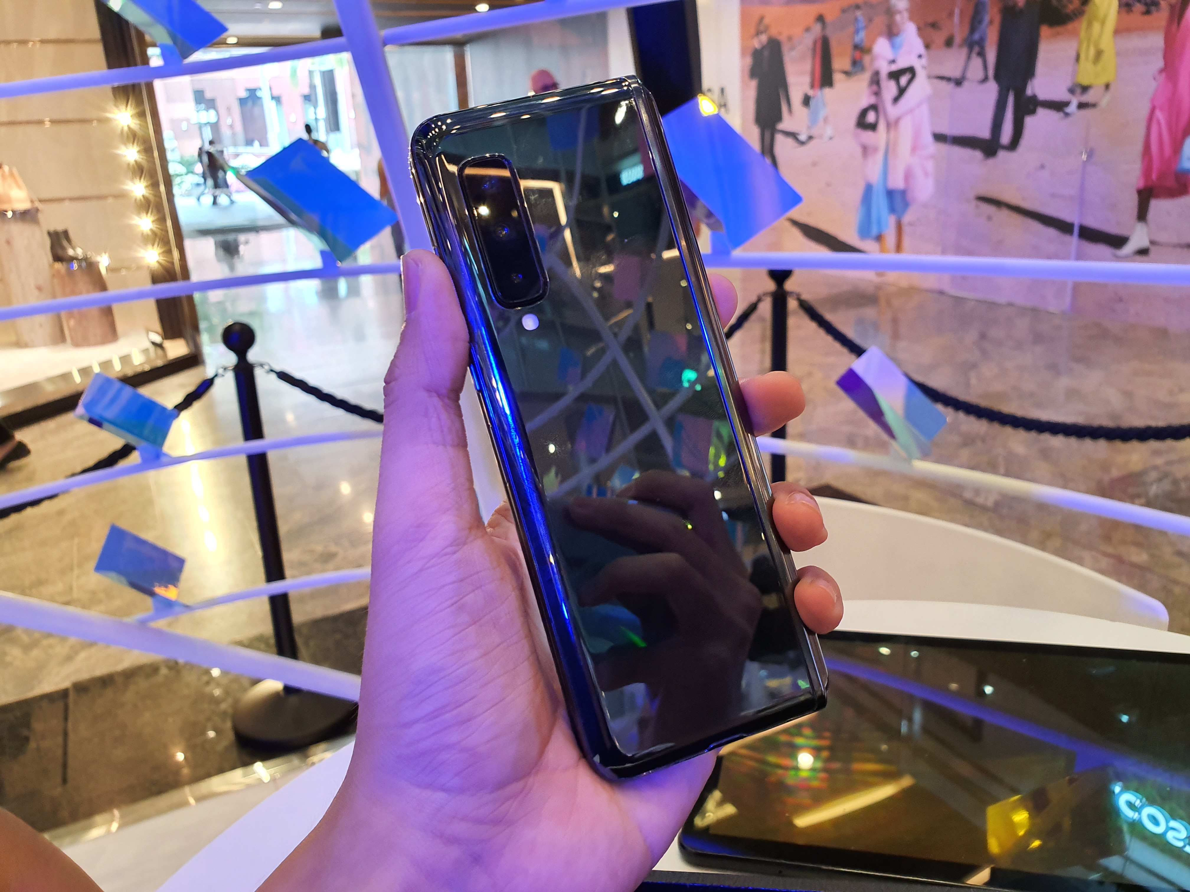 Sforum - Trang thông tin công nghệ mới nhất 20190919_142718 Trên tay Galaxy Fold: Màn hình Sforum - Trang thông tin công nghệ mới nhất 20190919_142718 Trên tay Galaxy Fold: Màn hình